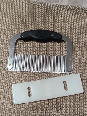The Pampered Chef Crinkle Cutter Stainless Steel Black Handle Kitchen Tool